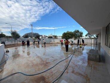 Profesores colaboran en la limpieza de el centro educativo de Els Poblets tras la DANA
