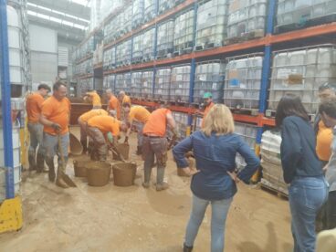 Tareas de limpieza en el polígono industrial de Pego tras las inundaciones