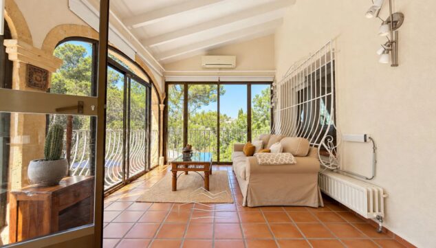 Una villa en Xàbia con piscina y 1.140 m² de parcela por 598.000 € 5 luz natural por toda la villa