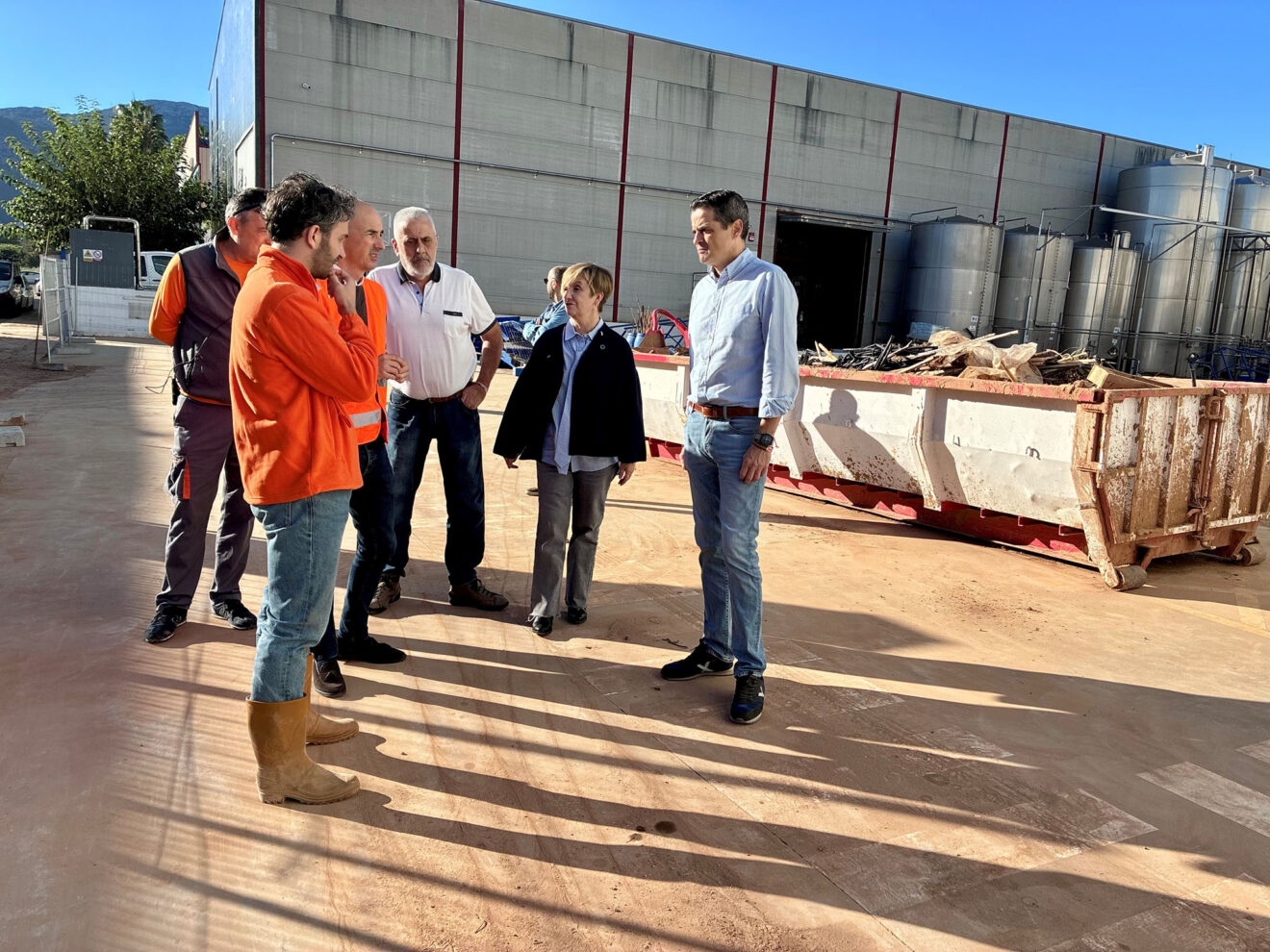 Marián Cano visita las instalaciones de las empresas del Sector 2 de Pego más afectadas por la DANA Adam