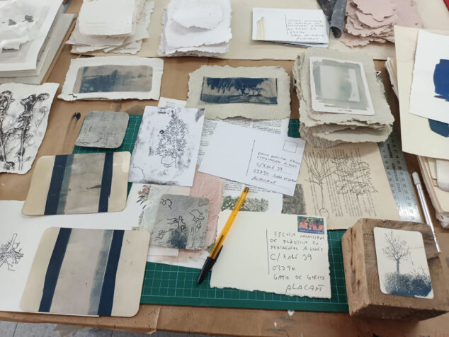 Imagen: Mesa de trabajo de Moon en la Escola Municipal de Plàstica Experimental A. Vives de Gata de Gorgos