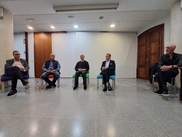 Imagen: Participantes en la mesa redonda sobre la Plaza de Toros de Ondara en la Casa de Cultura.