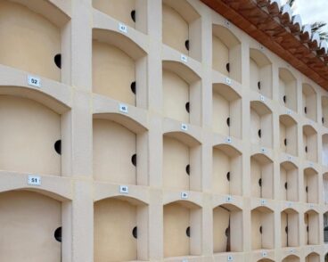 Nichos numerados en el cementerio de Benitatxell
