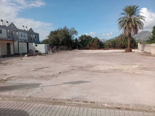 Ondara abre un nuevo aparcamiento con capacidad de 35 plazas 3 Imagen: Vista general del terreno de tierra y grava que conforma el nuevo aparcamiento Blasco Ibáñez en Ondara, con una palmera a la derecha.