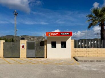 Nuevo local para el control de acceso en el campo de fútbol Bernardo Font de Teulada 2 Fotografía del exterior del nuevo edificio de taquillas y control de acceso del campo de fútbol Bernardo Font de Teulada.