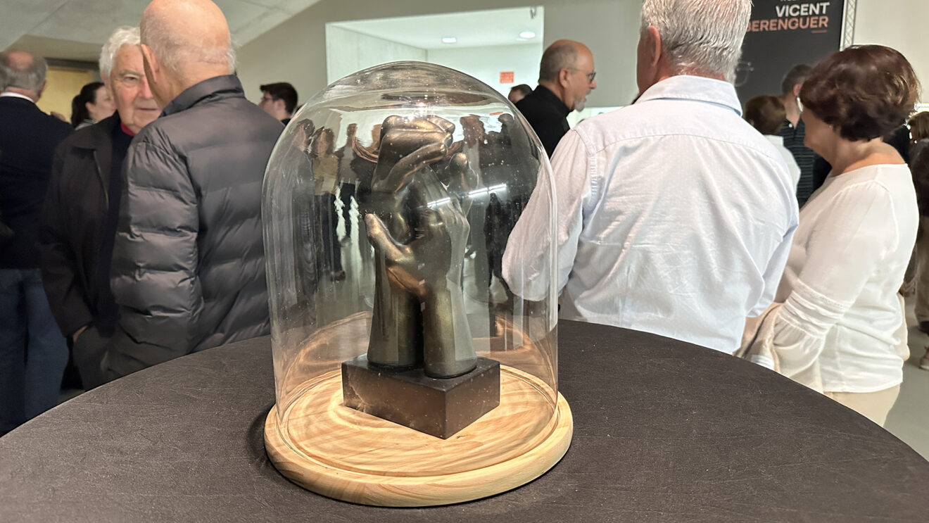 Obra de Josep Ginestar como símbolo del Premio Internacional a la Educación Vicent Berenguer