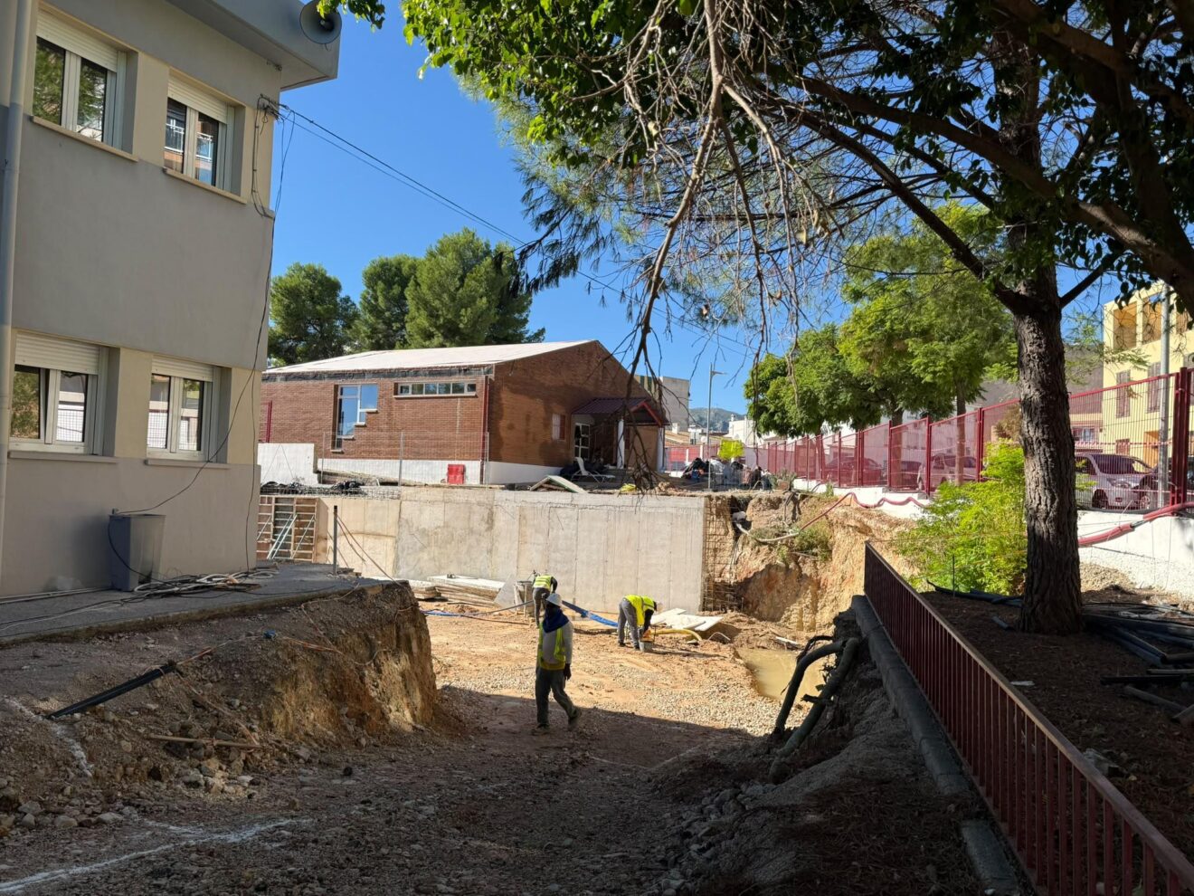 Obras en un centro educativo de Pego durante la visita de Educación