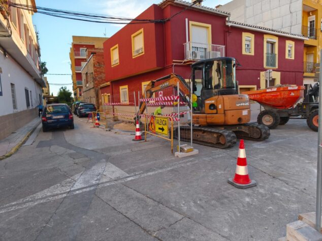El Verger invierte más de 411.000 euros en la renovación integral de las calles Sant Antoni, Mestre Palau y Escorxador 1 Imagen: Maquinària d'obra i tanques en un carrer del Verger durant treballs de renovació.