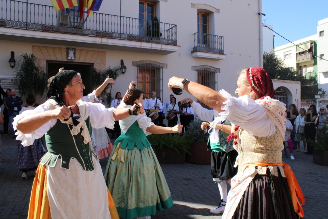 Bailes tradicionales en Ondara por el 9 d'Octubre