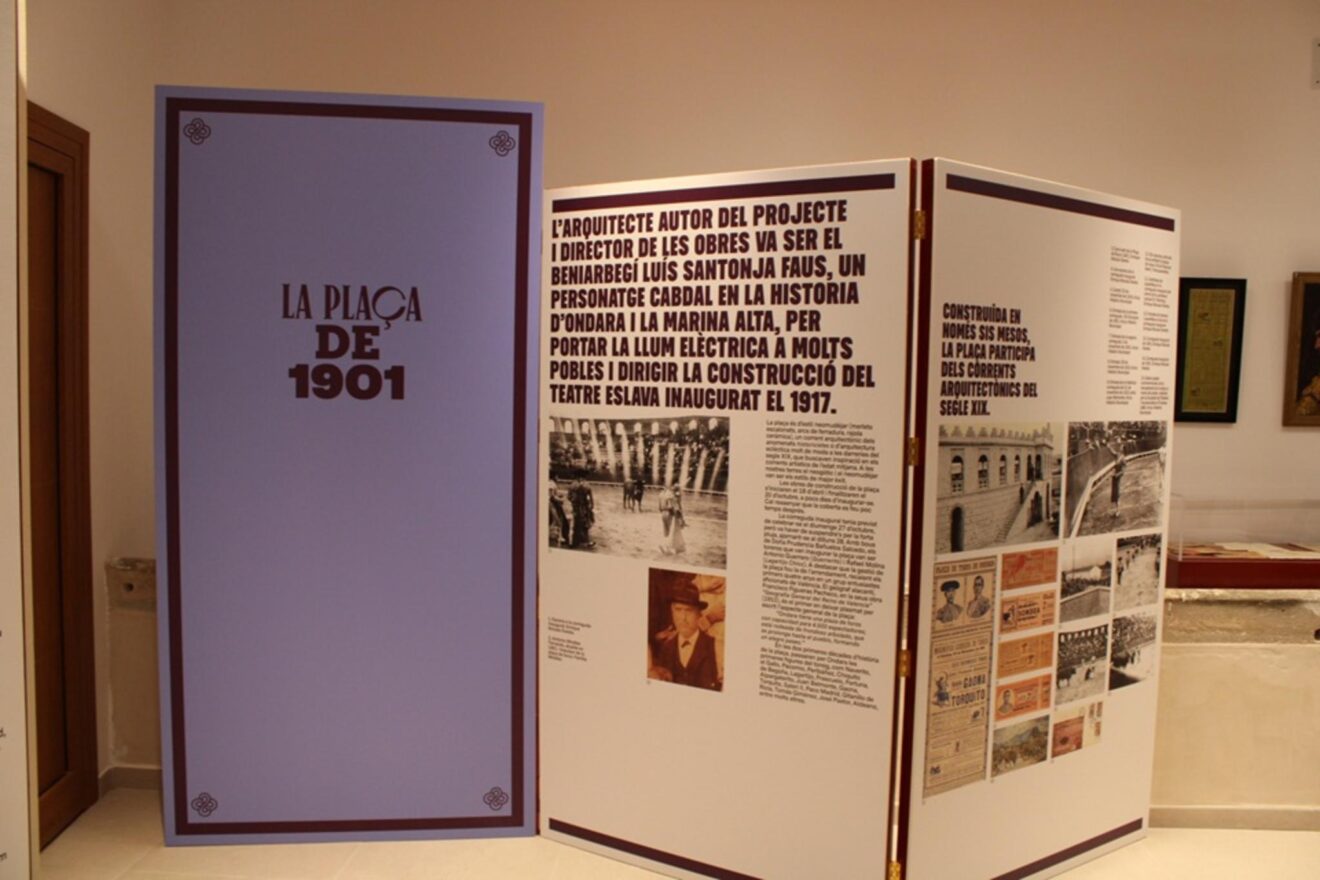 Paneles sobre la historia y construcción de la Plaza de Toros de Ondara en el nuevo museo