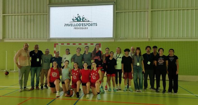 Foto de grupo de los participantes del proyecto EQUAL en el pabellón de Pedreguer.