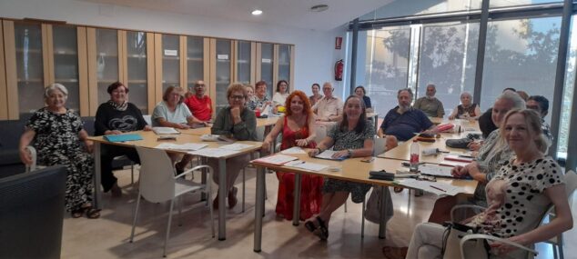 Imagen: Grupo de personas mayores en un aula del Centro Cívico de Calp.