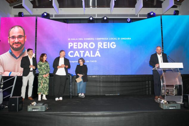 Ondara homenajea al tejido empresarial local en la III Gala del Comercio y Empresas 20 Pedro Reig Catalá hablando en el escenario de la III Gala del Comercio de Ondara