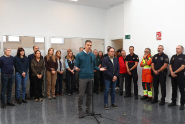 Pedro Sánchez y Juanfran Pérez Llorca en el Puesto de Mando Avanzado en Oliva