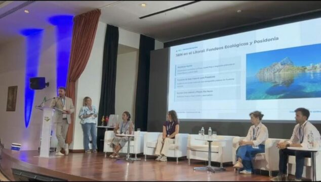 El proyecto «Calp Blau» aterriza en el Congreso Internacional Bandera Azul 1 Imagen: El concejal Pere Moll habla en un atril durante su presentación en el Congreso Internacional Bandera Azul.