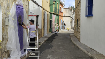 Els Poblets improvisa al ritmo del cielo: los artistas de Persianes amb Art 2026 desafían al tiempo y se lanzan a las calles 2 persianes amb art 2026 arranca mirando al cielo en els poblets