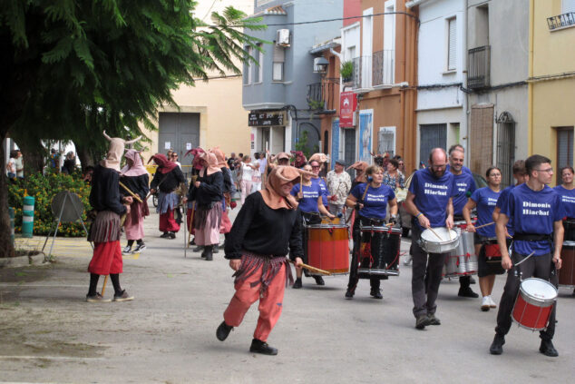 Els Poblets improvisa al ritmo del cielo: los artistas de Persianes amb Art 2026 desafían al tiempo y se lanzan a las calles 25 persianes amb art 2026 els poblets 08