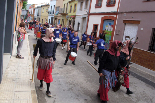 Els Poblets improvisa al ritmo del cielo: los artistas de Persianes amb Art 2026 desafían al tiempo y se lanzan a las calles 28 persianes amb art 2026 els poblets 11