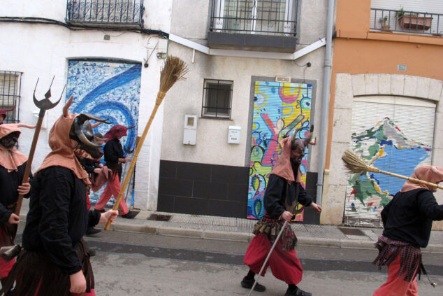 Els Poblets improvisa al ritmo del cielo: los artistas de Persianes amb Art 2026 desafían al tiempo y se lanzan a las calles 29 persianes amb art 2026 els poblets 12