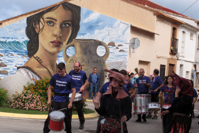 Els Poblets improvisa al ritmo del cielo: los artistas de Persianes amb Art 2026 desafían al tiempo y se lanzan a las calles 31 persianes amb art 2026 els poblets 15