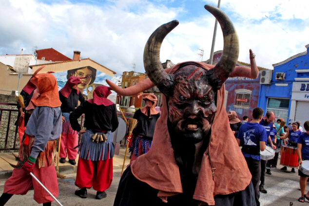 Els Poblets improvisa al ritmo del cielo: los artistas de Persianes amb Art 2026 desafían al tiempo y se lanzan a las calles 32 persianes amb art 2026 els poblets 16