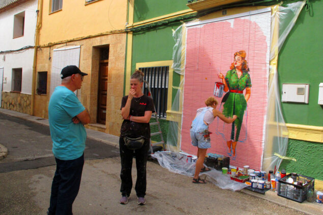 Els Poblets improvisa al ritmo del cielo: los artistas de Persianes amb Art 2026 desafían al tiempo y se lanzan a las calles 43 persianes amb art 2026 els poblets 27