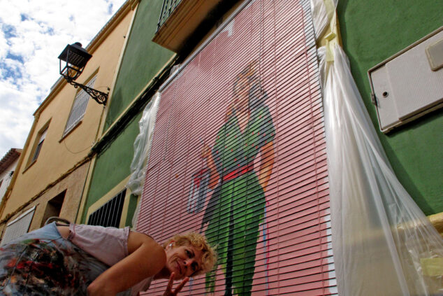 Els Poblets improvisa al ritmo del cielo: los artistas de Persianes amb Art 2026 desafían al tiempo y se lanzan a las calles 44 persianes amb art 2026 els poblets 28