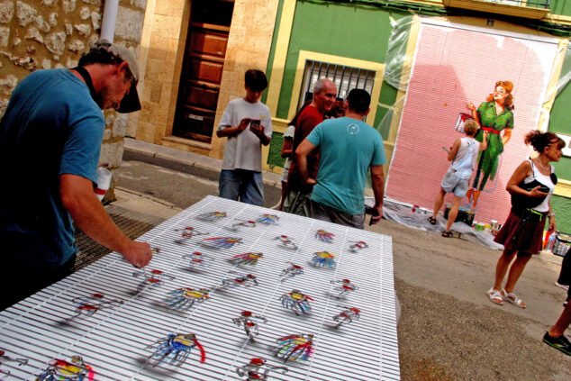 Els Poblets improvisa al ritmo del cielo: los artistas de Persianes amb Art 2026 desafían al tiempo y se lanzan a las calles 48 persianes amb art 2026 els poblets 32