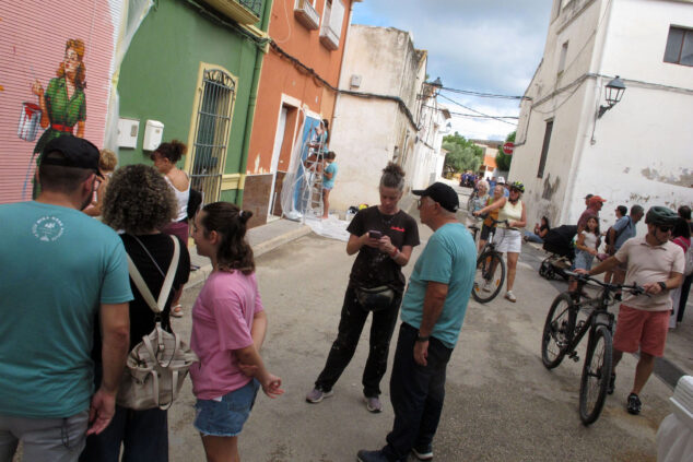 Els Poblets improvisa al ritmo del cielo: los artistas de Persianes amb Art 2026 desafían al tiempo y se lanzan a las calles 51 persianes amb art 2026 els poblets 36