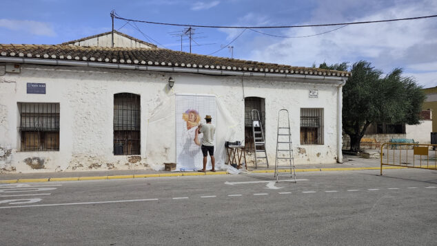 Els Poblets improvisa al ritmo del cielo: los artistas de Persianes amb Art 2026 desafían al tiempo y se lanzan a las calles 6 persianes amb art 2026 en els poblets 01