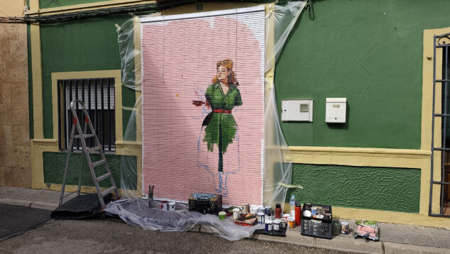 Els Poblets improvisa al ritmo del cielo: los artistas de Persianes amb Art 2026 desafían al tiempo y se lanzan a las calles 10 persianes amb art 2026 en els poblets 05