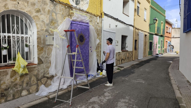 Els Poblets improvisa al ritmo del cielo: los artistas de Persianes amb Art 2026 desafían al tiempo y se lanzan a las calles 11 persianes amb art 2026 en els poblets 07