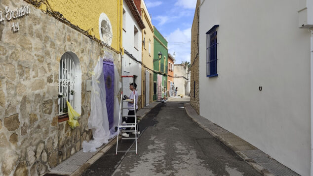 Els Poblets improvisa al ritmo del cielo: los artistas de Persianes amb Art 2026 desafían al tiempo y se lanzan a las calles 12 persianes amb art 2026 en els poblets 08