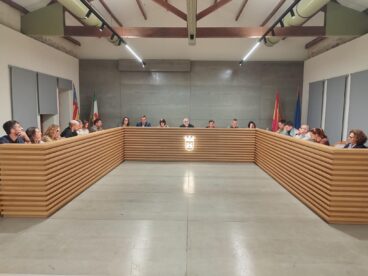 Pego destina 500.000 euros a afrontar las tareas de recuperación y pide la declaración de zona catastrófica 4 Vista general del pleno extraordinario del Ayuntamiento de Pego.