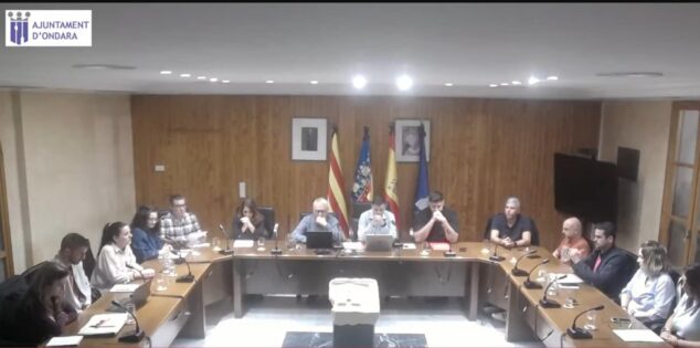 Unanimidad en Ondara para reconocer la labor de la familia Sendra Ginestar en su museo taurino 1 Imagen: Sesión plenaria del Ayuntamiento de Ondara con los concejales sentados alrededor de una gran mesa.