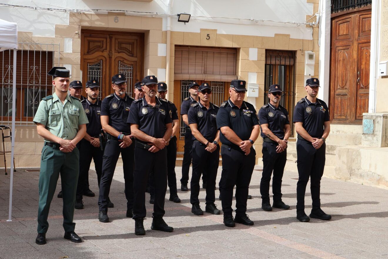 Agentes de la Policía Local de Benitatxell durante el acto de sus patrones