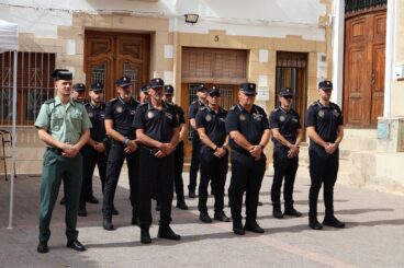 Varios agentes de la Policía Local de Benitatxell en formación durante un acto oficial en la calle.