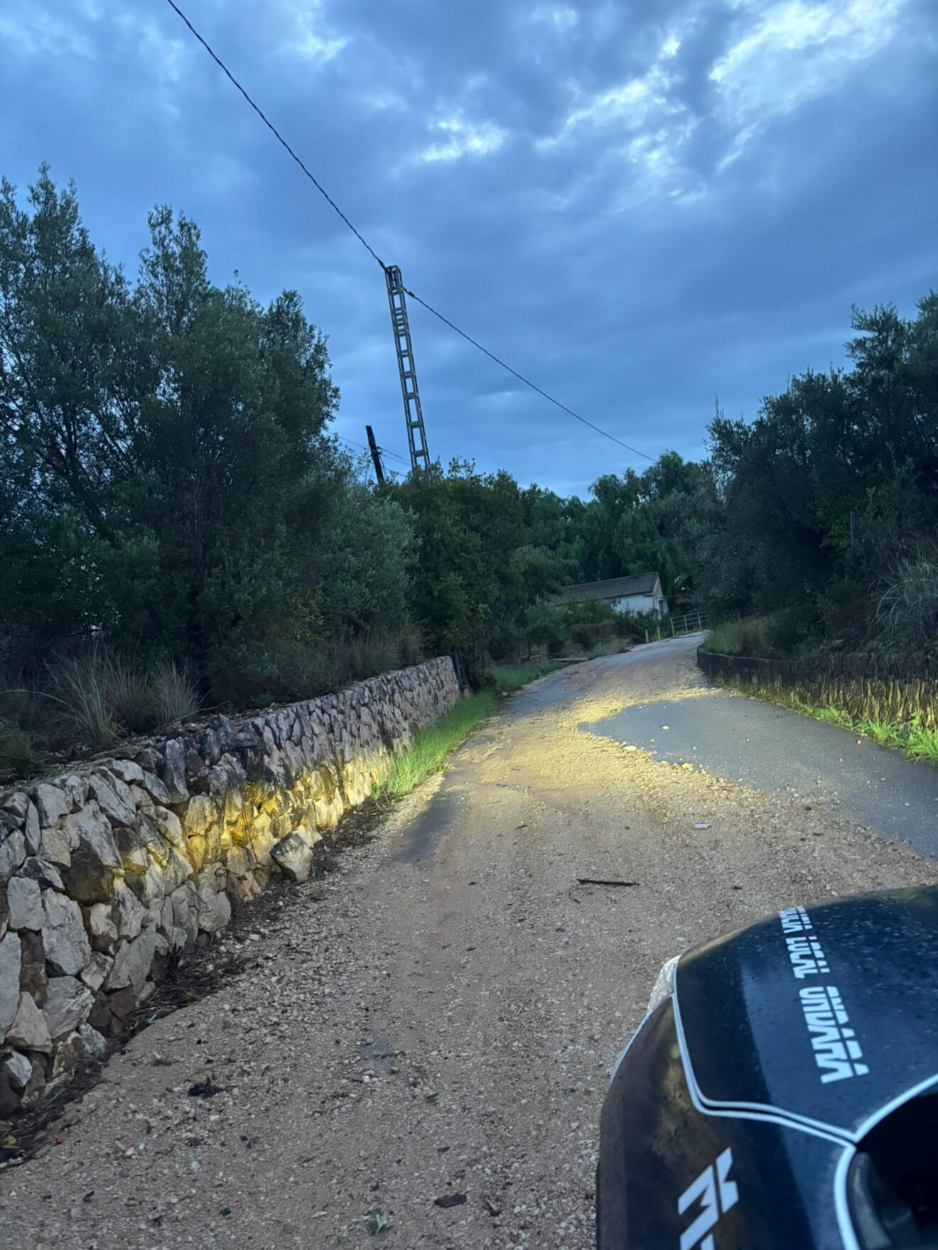Patrulla de la Policía Local de Ondara en un camino rural afectado por las lluvias