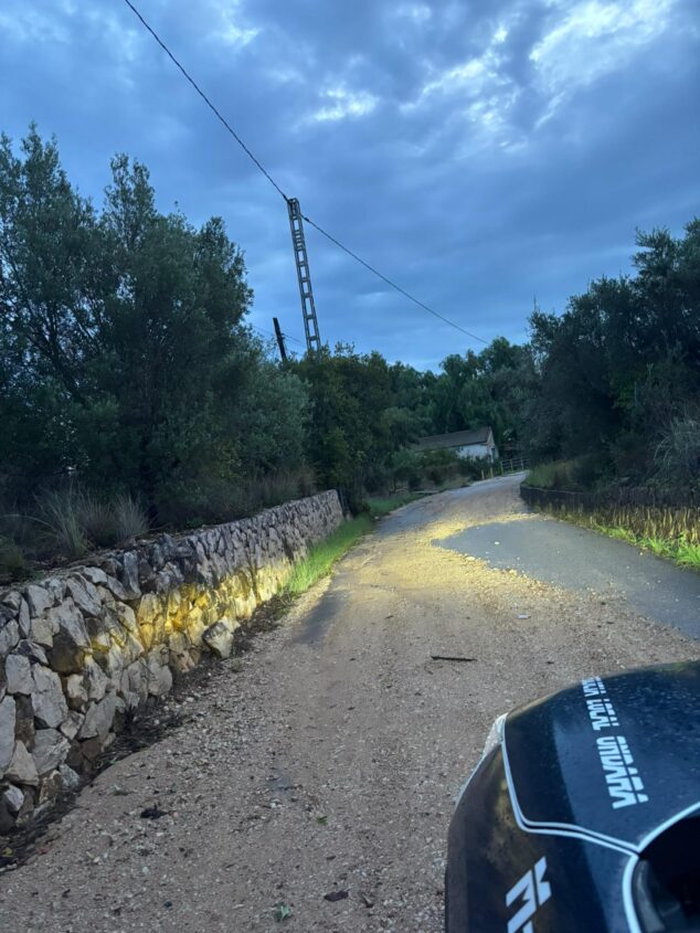 Imagen: Patrulla de la Policía Local de Ondara en un camino rural con arrastres de tierra por las lluvias.