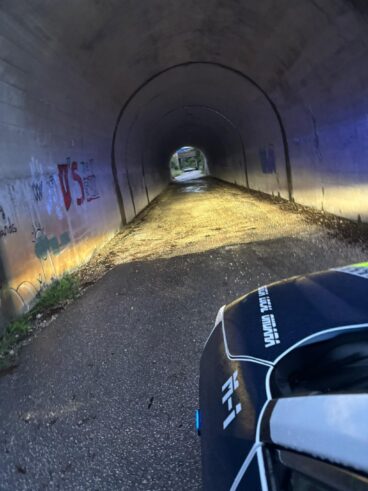 Vehículo policial en un túnel inundado en Ondara durante la alerta roja