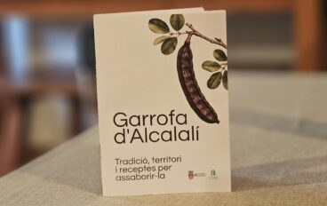 Fotografía de la portada del folleto de recetas "Garrofa d'Alcalalí" con una ilustración de una algarroba.