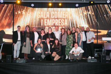 Ondara homenajea al tejido empresarial local en la III Gala del Comercio y Empresas 4 Foto de grupo de los ganadores de la III Gala del Comercio y Empresas de Ondara sosteniendo sus premios en el escenario.
