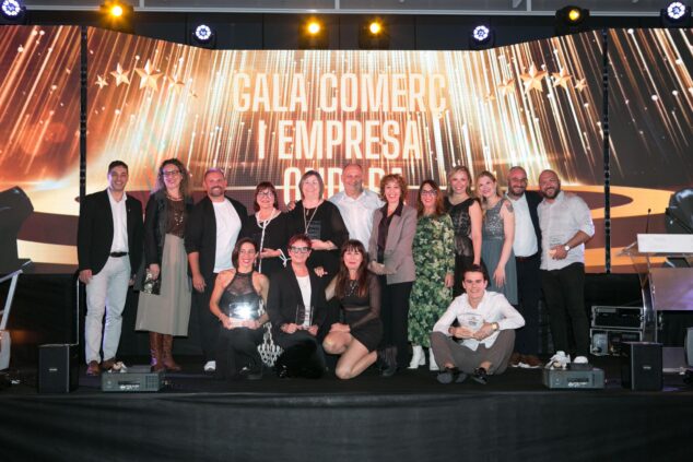 Ondara homenajea al tejido empresarial local en la III Gala del Comercio y Empresas 1 Imagen: Foto de grupo de los ganadores de la III Gala del Comercio y Empresas de Ondara sosteniendo sus premios en el escenario.