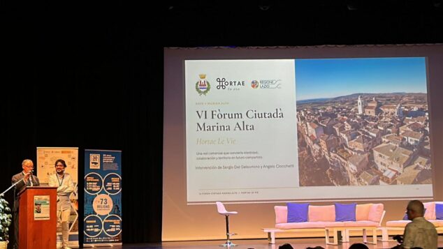 Pedreguer y la ciudad italiana de Orte sellan el inicio de su hermanamiento 6 Imagen: Sergio Del Gelsomino y Angelo Ciocchetti en el escenario del VI Fòrum Ciutadania Marina Alta presentando el proyecto Hortae Le Vie.