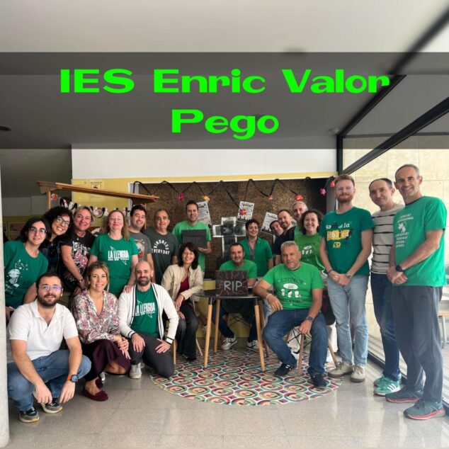 Imagen: Foto de grupo del profesorado del IES Enric Valor de Pego con camisetas verdes reivindicativas.