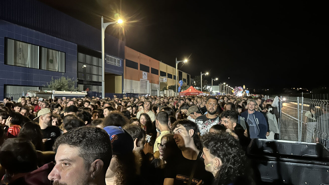 Público entrando a L'últim Aquelarre de La Gossa Sorda en Pego