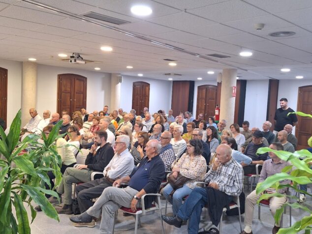 Imagen: Fotografía del público sentado en una sala durante la presentación de un libro.