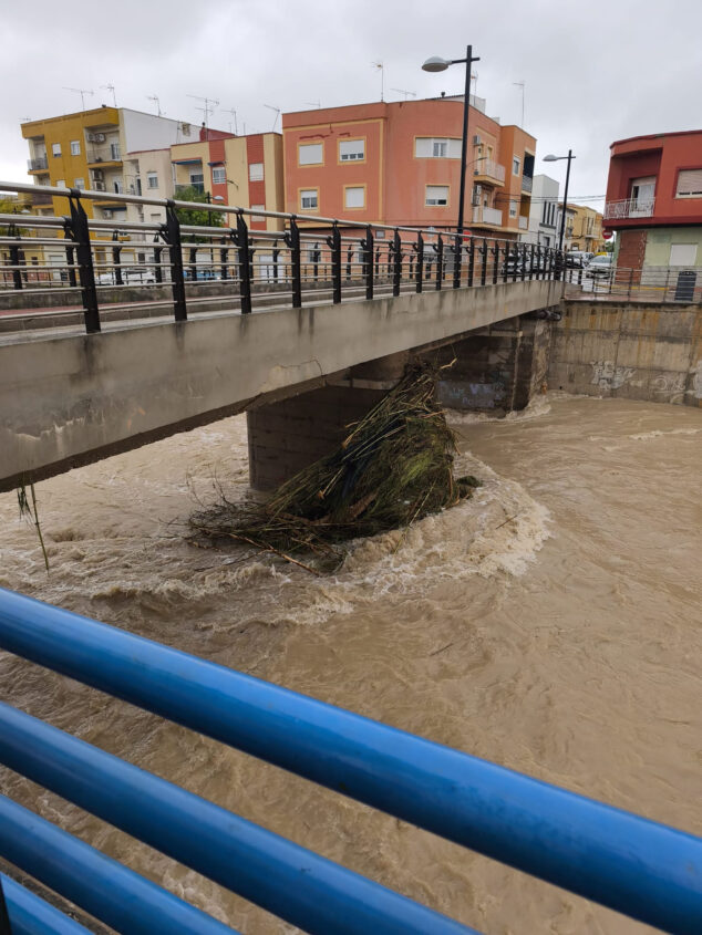 Imagen: Puente de la calle Forn del Verger tras el paso de la DANA