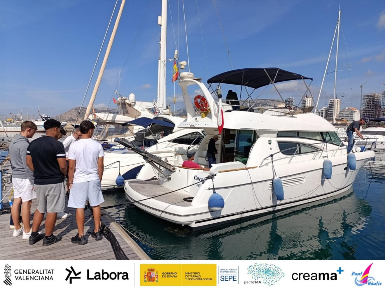 Jóvenes en una jornada de orientación del Punt Nàutic en la Marina Alta