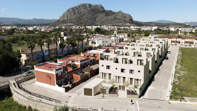 Imagen: Recreación de los adosados acabados junto al río Girona en Els Poblets - Imagen de Setla Village